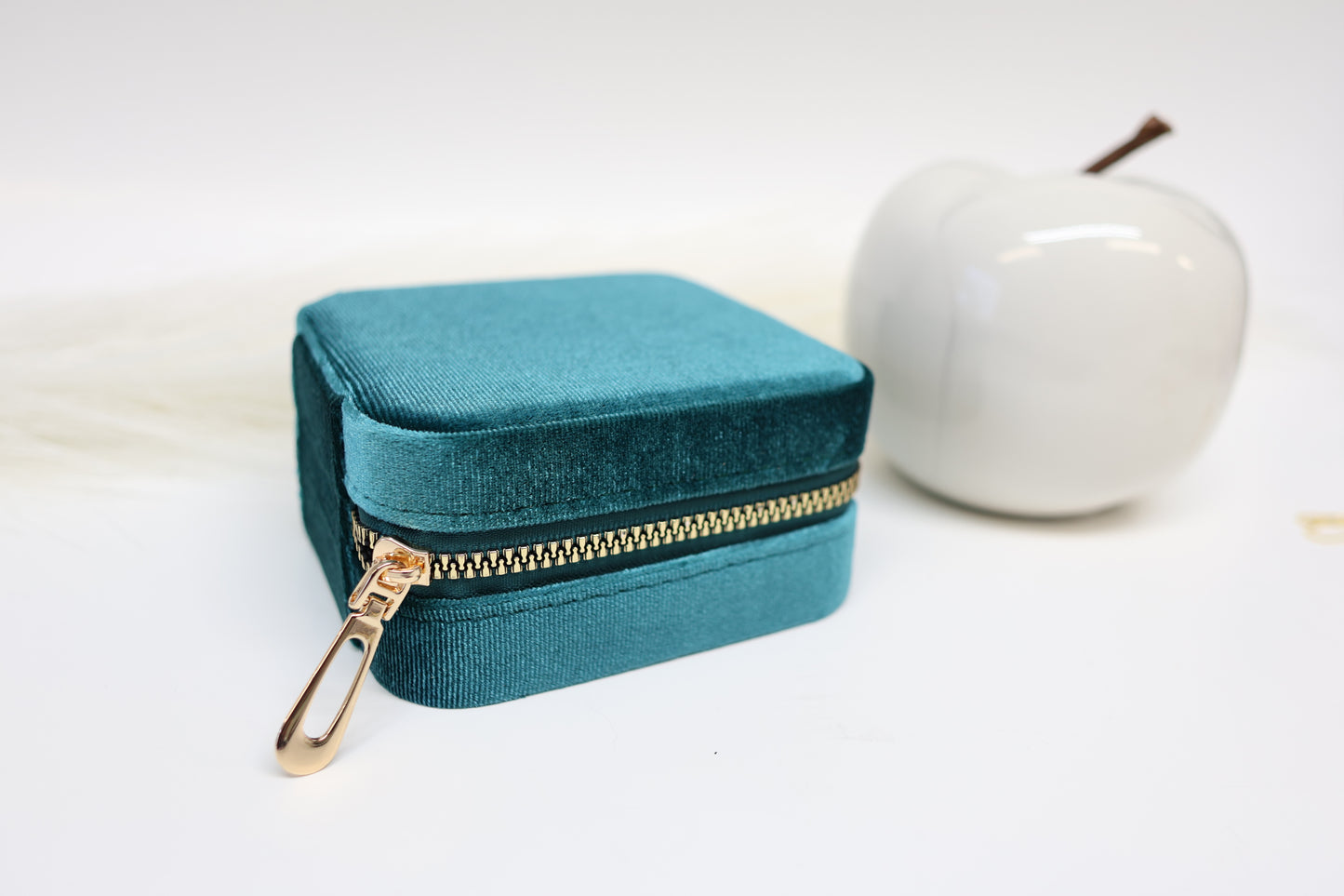Velvet Travel Jewelry Organizer, Portable Jewelry Storage Box with Mirror Zipper Square Boxes Earrings Necklace Ring Jewelry Organizer Display for Travel