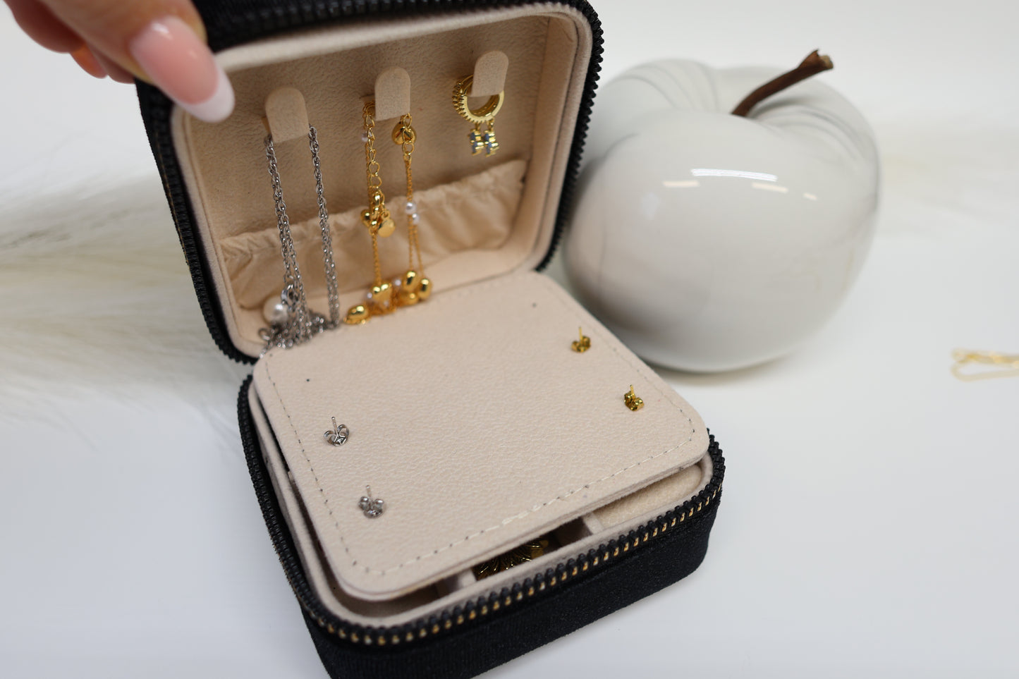 Velvet Travel Jewelry Organizer, Portable Jewelry Storage Box with Mirror Zipper Square Boxes Earrings Necklace Ring Jewelry Organizer Display for Travel